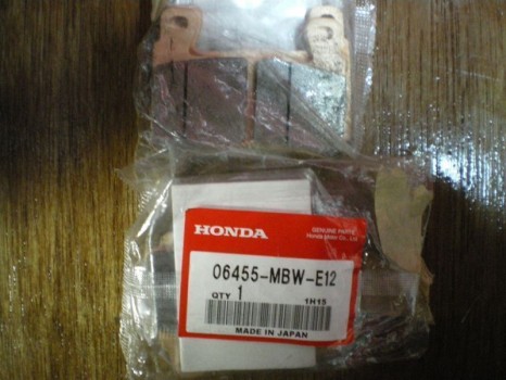 Передние колодки на один суппорт Honda оригинал, комплект (арт. 06455MBWE12), аналог 06455-MBW-E11, 06455-MAS-E01, 06455-MCF-006, 06455MASE01, 06455MCF006, 06455MBWE11, 06455-MBW-E13, 06455MBWE13