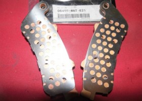 Тормозные колодки передние на один суппорт Honda  оригинал (арт. 06455MATE21), аналог 06455MAT016, 06455MAT016, 06455MAT006, 06455MATE22, 06455-MAT-016, 06455-MAT-016, 06455-MAT-006, 06455-MAT-E22
