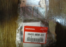 Передние колодки на один суппорт Honda оригинал, комплект (арт. 06455MBWE12), аналог 06455-MBW-E11, 06455-MAS-E01, 06455-MCF-006, 06455MASE01, 06455MCF006, 06455MBWE11, 06455-MBW-E13, 06455MBWE13