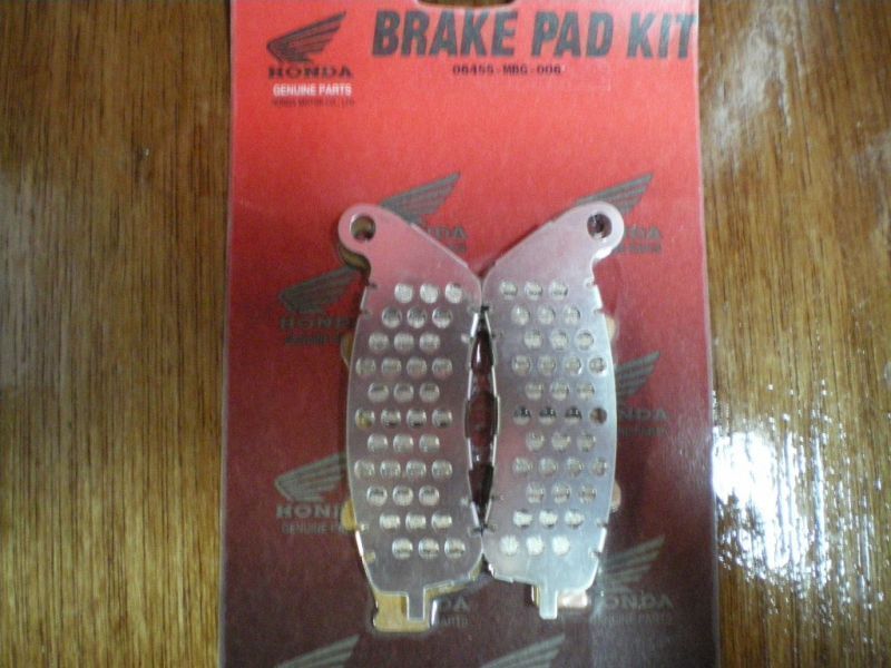 Передние колодки Honda оригинал, комплект (арт. 06455-MBG-006), аналог 06455MAT006, 06455MAT016, 06455MATE21, 06455MATE22, 06455-MAT-006, 06455-MAT-016, 06455-MAT-E21, 06455-MAT-E22