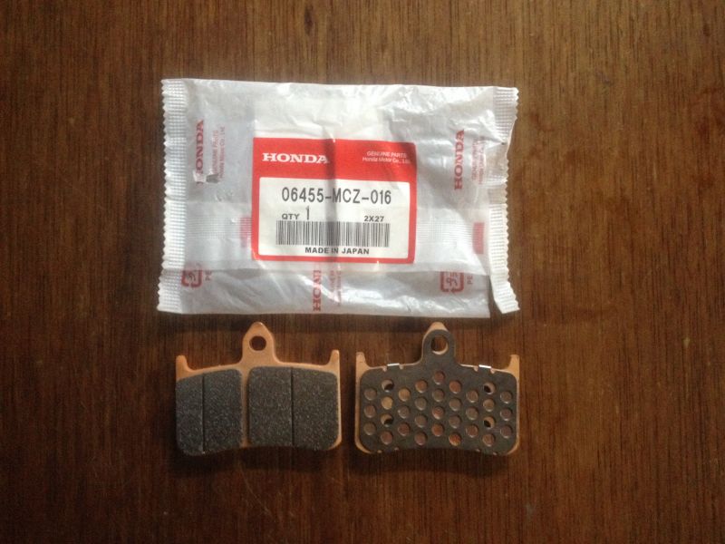 Передние колодки на один суппорт Honda CB900F оригинал, комплект (арт. 06455MCZ016), аналог 06455-MCZ-006, 06455MCZ006