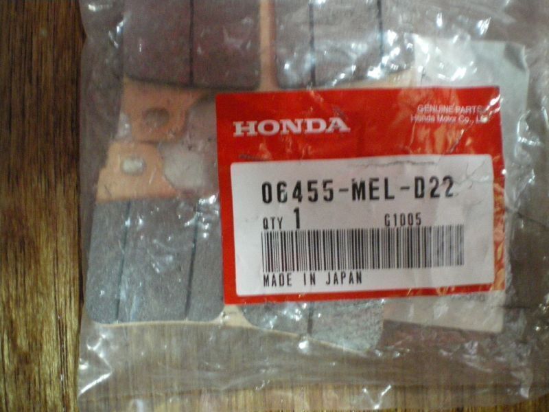 Передние тормозные колодки на один суппорт Honda оригинал, комплект (арт. 06455MELD22)