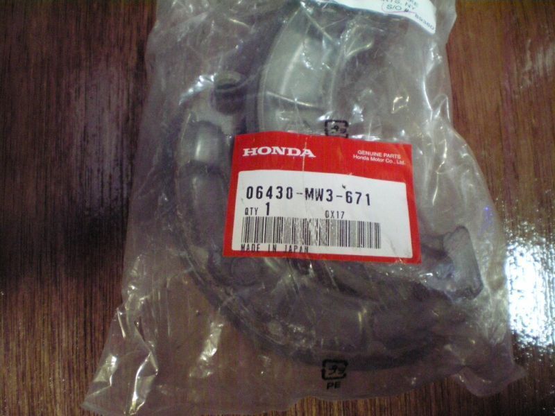 Задние тормозные колодки Honda VT600CD SHADOW VLX DELUXE оригинал, комплект (арт. 06430MW3671), аналог 06430-MR1-611, 06430-415-000, 43120-ME5-305, 431A2415000, 6430415000, 06430MR1611, 06430415000, 43120ME5305