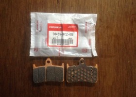Передние колодки на один суппорт Honda CB900F оригинал, комплект (арт. 06455MCZ016), аналог 06455-MCZ-006, 06455MCZ006